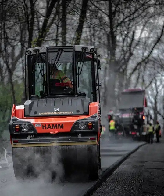 Как температура влияет на уплотнение горячего асфальта при укладке?